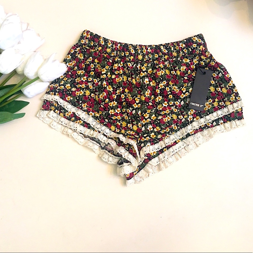 FOREVER 21 - Floral Shorts -XS